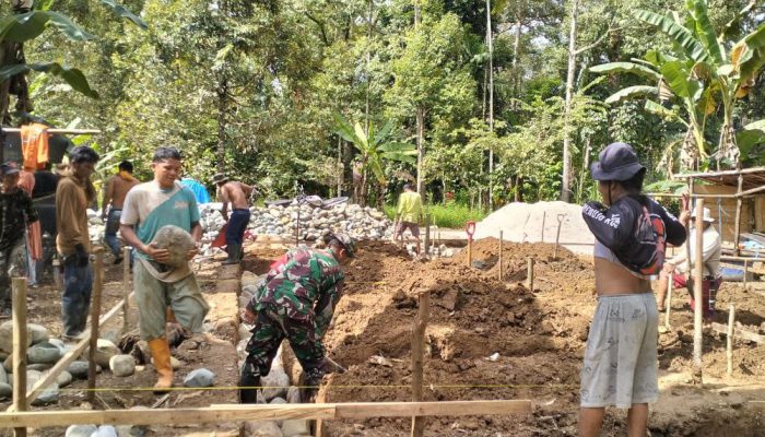 Peduli Kepada Masyarakat, Babinsa Koramil 1403/05 Bastem Bantu Gotong Royong Pembangunan Rumah