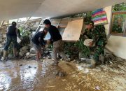 Gerak Cepat, Babinsa Bersama masyarakat Bersihkan Material Longsor di SD 048 Ambalong Seko