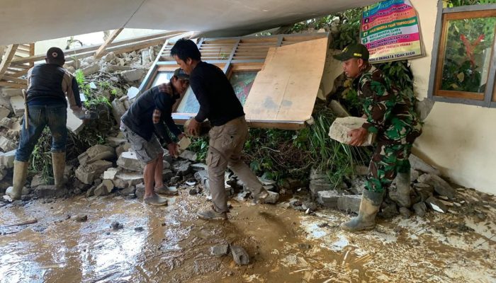 Gerak Cepat, Babinsa Bersama masyarakat Bersihkan Material Longsor di SD 048 Ambalong Seko