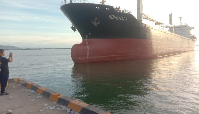 Usai Bongkar Muatan Materials Konstruksi dan Bahan Consumable Milik PT BMS, Kini Kapal MV RONG HAI Lepas Sandar