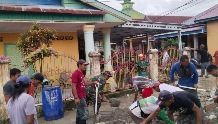 Babinsa Serda Perianto Bersama Warga Lakukan Gotong Royong di Desa Malimbu Sabbang