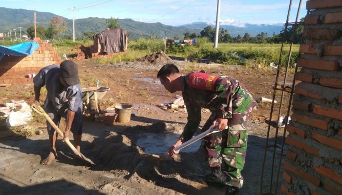 Pererat Talisilaturahmi, Babinsa Desa Balantang Bantu Masyarakat Kerja Rumah
