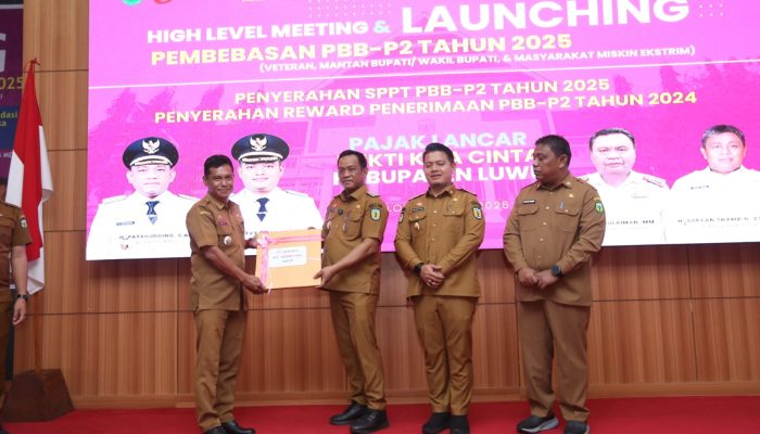Bupati Luwu Lunching Program High Level Meeting TP2DD dan Pembebasan PBB-P2 Kepada Veteran RI