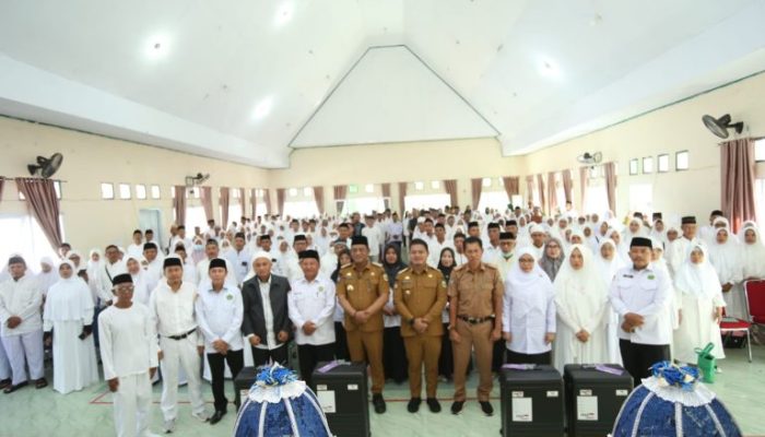 Kementerian Agama Luwu Gelar Pemantapan Manasik Haji dan Penyerahan Koper Jemaah Haji