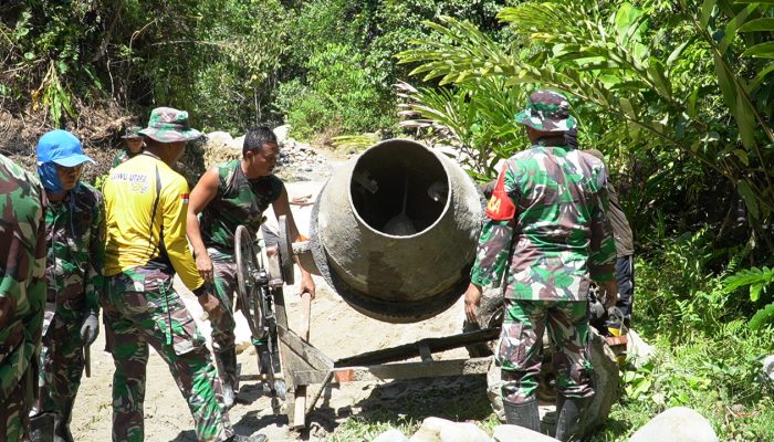 Hari Pertama TMMD Ke-124 di Desa Pincara, Prajurit TNI Bersama Warga Perbaiki Jalan Penghubung dan Bangun Drainase
