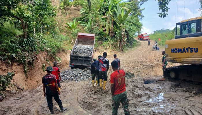 Satgas TMMD ke-124 Kodim 1403/Palopo Bersama Masyarakat Gotong Royong Bangun Plat Duiker di Desa Pincara