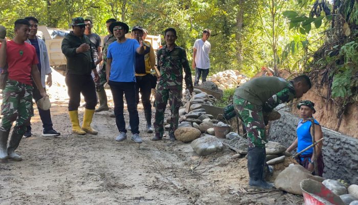 Dansatgas TMMD ke-124 Kodim 1403/Palopo Bersama Bupati dan Wabup Luwu Utara Tinjau Pembuatan Plat Duiker di Desa Pincara