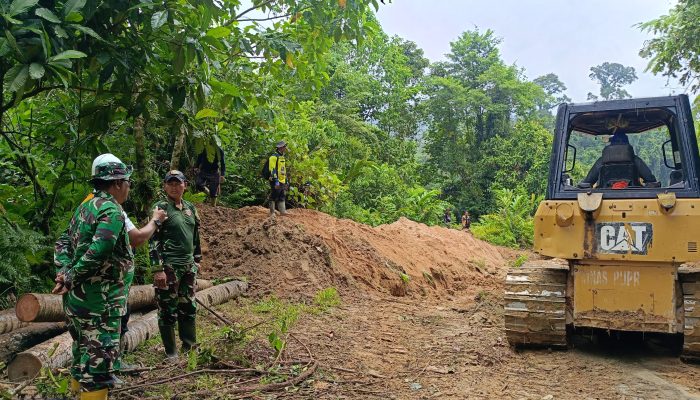 Dansatgas TMMD Ke-124 Terus Lakukan Pemantauan Dilokasi Pembangunan Jalan Desa Menuju Rampi