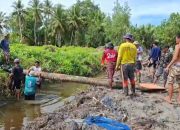 Pemdes Takkalala Bersama Puluhan Warga Gotong Royong Tebang dan Angkat Batang Kelapa Untuk Dibuat Turap