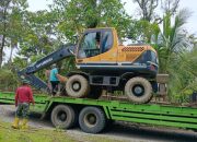 Satgas TMMD ke-124 Gunakan Excavator Ratakan Material untuk Pengerasan Jalan di desa Pincara