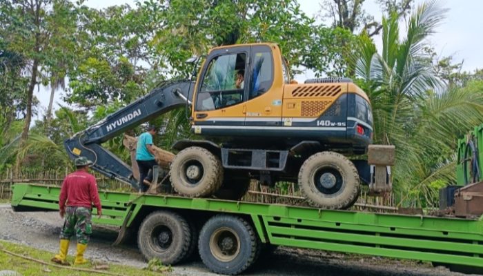 Satgas TMMD ke-124 Gunakan Excavator Ratakan Material untuk Pengerasan Jalan di desa Pincara