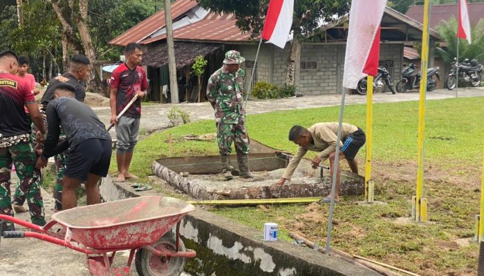 Bersama Warga, Personil Satgas TMMD 124/Kodim 1403/Palopo Gotong Royong Bangun Fasilitas Olahraga di Desa Pincara