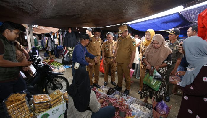 Jelang Idul Adha, Bupati Luwu Pantau Harga Sembako di Pasar Tradisional Bajo