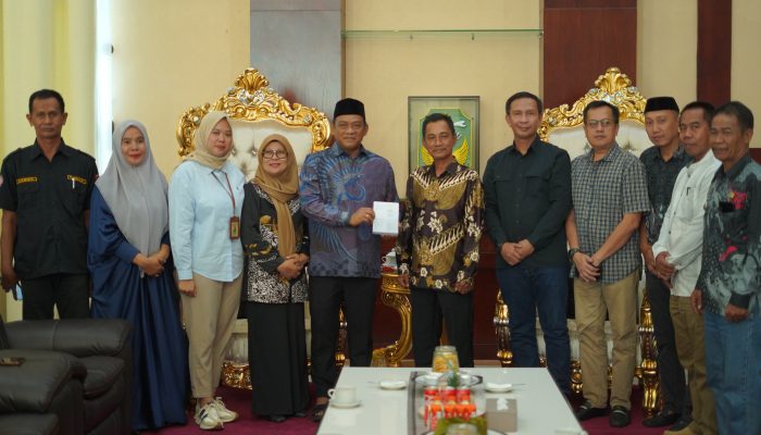 Bupati Luwu Serahkan Bantuan BBR dari Kemensos kepada Korban Bencana Angin Puting Beliung
