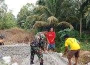 Babinsa kodim 1403/palopo Bersama Warga Laksanakan Gotong Royong Pembuatan Jembatan Darurat
