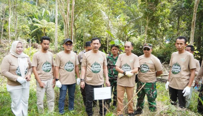 Pj. Wali Kota Palopo Lakukan Penanaman Bibit Pohon Durian di Latuppa