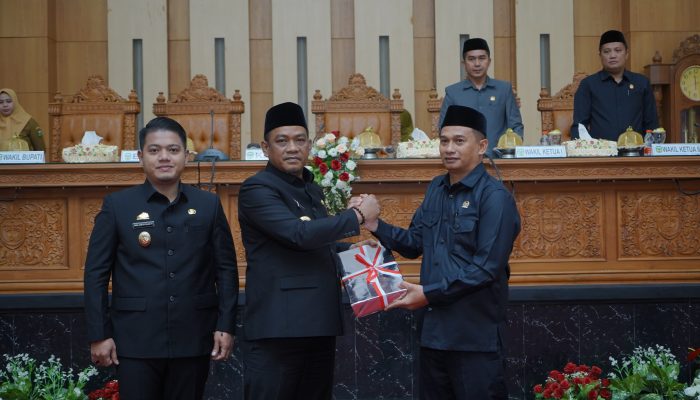 Diakhir Rapat Paripurna, Bupati Luwu Serahkan Dua Ranperda Kepada Ketua DPRD