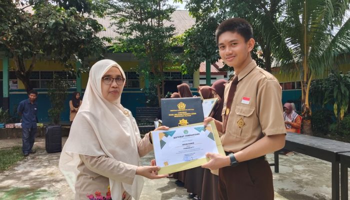 Kepala MA DDI Masamba Serahkan Piagam Prestasi Akademik saat Pembagian Rapor