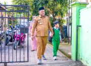 Tidak Hanya Antar Anaknya, Bupati Luwu Juga Ikuti Rangkaian Kegiatan Pagi di Sekolah