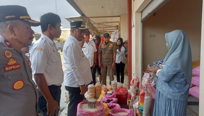 Sidak Pasar Suli, Bupati Luwu Ajak Pedagang Sembako Bermitra Bulog