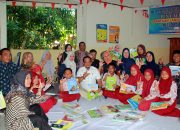 Dukung Peningkatan Minat Baca, Bupati Luwu Bacakan Dongeng Siswa SD di Layanan Perpustakaan Keliling