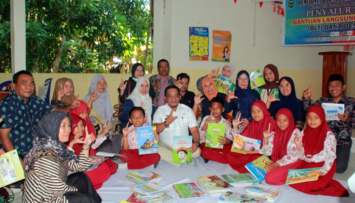 Dukung Peningkatan Minat Baca, Bupati Luwu Bacakan Dongeng Siswa SD di Layanan Perpustakaan Keliling