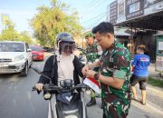 Meriahkan HUT ke-80 RI, Dandim 1403 Palopo Bagikan Bendera Merah Putih kepada Pengendara Roda Dua dan Empat