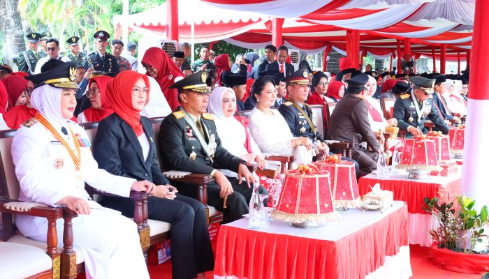 Kapolda Sulsel Hadiri Upacara Pengibaran Duplikat Bendera Merah Putih HUT ke-80 RI di Rujab Gubernur Sulsel