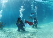Ditpolairud Polda Sulsel Kibarkan Sang Merah Putih di Kedalaman 20 Meter Laut Kodingareng Keke
