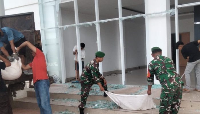 Kodim 1403/Palopo Bersama Masyarakat dan Komunitas Pencinta Alam Lakukan Aksi Bersih-Bersih di Kawasan Gedung DPRD Kota Palopo