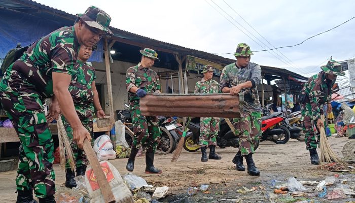 Sambut HUT TNI Ke-80 Tahun, Kodim 1403/Palopo Bersihkan Area Pasar Andi Tadda dan Situs Cagar Budaya Istana Langkanae Luwu