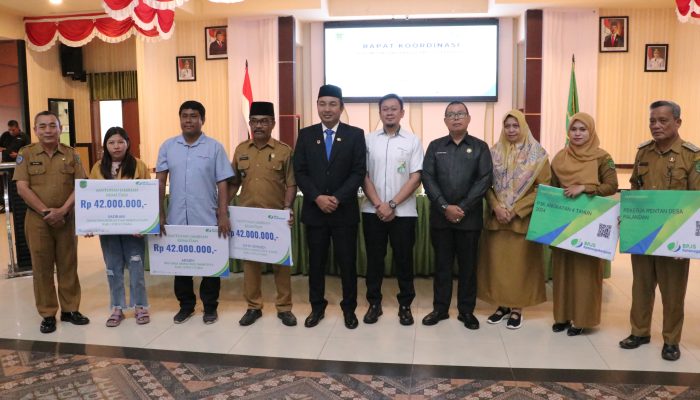 BPJS Ketenagakerjaan Luwu Utara Lakukan Sosialisasi Perlindungan Pekerja Rentan Desa dan Serahkan Santunan Kematian