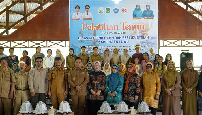 Wabup Luwu Buka Pelatihan Tenun Bagi Pelaku UMKM
