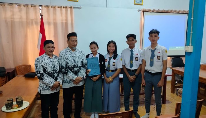Pengurus OSIS SMAN 2 Luwu Utara Serahkan Donasi Untuk ke Dua Guru PTDH