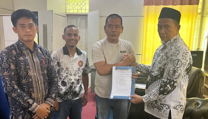 Wakil Ketua DPRD Luwu Utara Terima Surat Permohonan Grasi Presiden RI dari PGRI