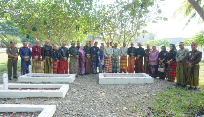 PJ. Sekda Luwu Bersama Kepala OPD Tabur Bunga di Makam Opu Dg. Risaju