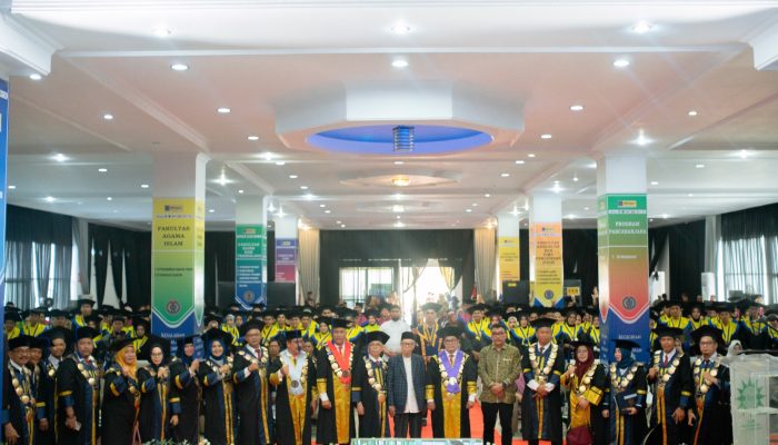 Rektor UM Palopo Kukuhkan 438 Wisudawan Angkatan VIII di MCC Palopo