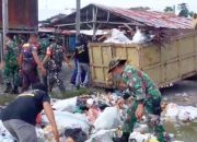 Sinergitas TNI Bersama Forkopincam Ponrang gelar kerja bakti bersihkan pasar tradisional Padang sappa.