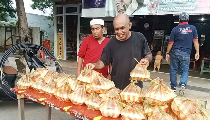 Solidaritas Ramadan, Jurnalis Kota Palopo Bagikan Takjil Gratis di Jalan Opu Tosappaile