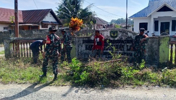 Gotong Royong Pagi Hari, TNI dan Masyarakat Lamasi Bersatu Jaga Lingkungan