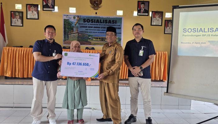 Kepala BPJS ketenagakerjaan Luwu Utara Sosialisasi dan Serahkan Santunan Kematian Rp 47.136.650 kepada Ahli Waris