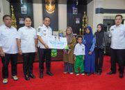 Bupati Luwu Serahkan Santunan Rp223,5 Juta kepada Keluarga Nelayan Bone Pute