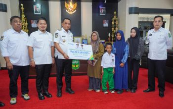 Bupati Luwu Serahkan Santunan Rp223,5 Juta kepada Keluarga Nelayan Bone Pute