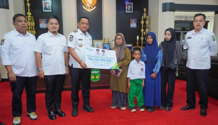 Bupati Luwu Serahkan Santunan Rp223,5 Juta kepada Keluarga Nelayan Bone Pute