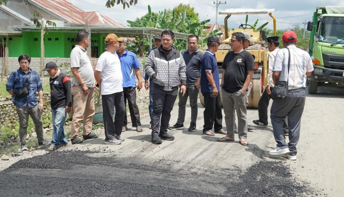 Wabup Luwu Tinjau Pengaspalan Jalan Poros Bolong–Lamasi
